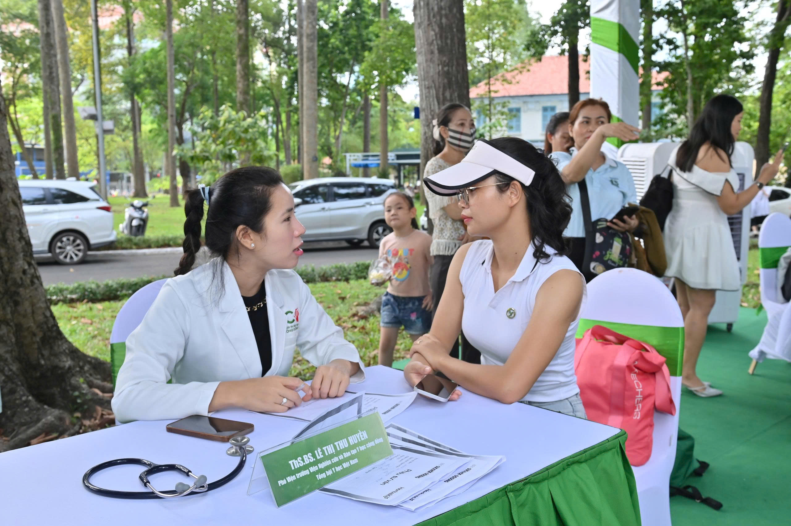 nguoidannonucthamgiadangkytuvankhamdinh-17797680054221730119717 Qua 6 mùa Ngày Dinh dưỡng cộng đồng Việt Nam: Gần 10.000 người dân được tư vấn sức khỏe, dinh dưỡng miễn phí- Ảnh 5.