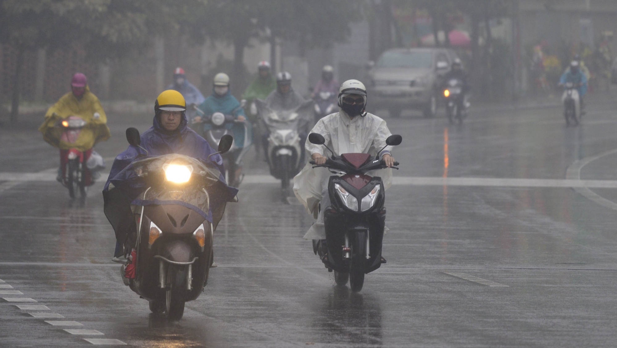 Cảnh báo những khu vực có mưa dông mạnh nhất chiều nay do không khí lạnh tràn về- Ảnh 1.