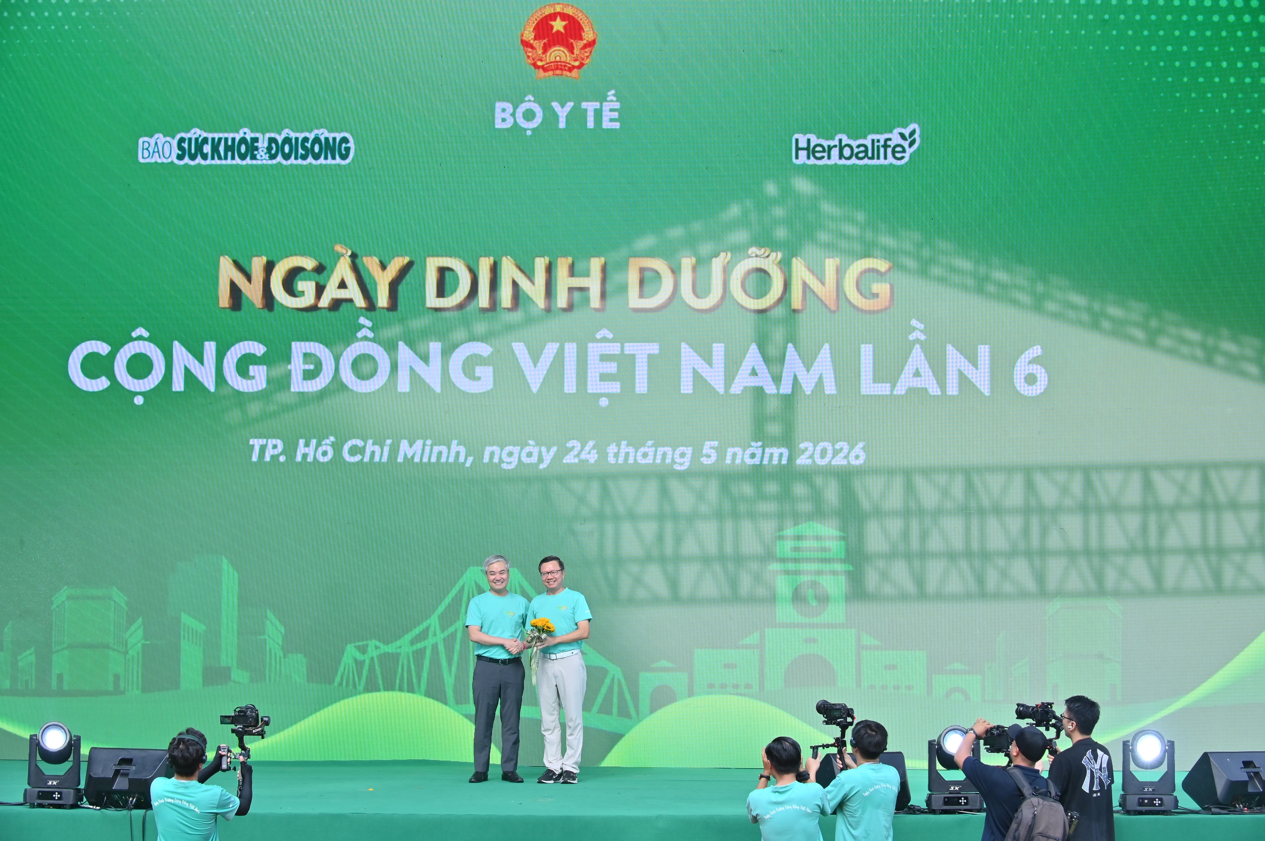 ongvuvanthangtonggiamdocherbalifevietnamva-1779768423424376091062 Qua 6 mùa Ngày Dinh dưỡng cộng đồng Việt Nam: Gần 10.000 người dân được tư vấn sức khỏe, dinh dưỡng miễn phí- Ảnh 7.