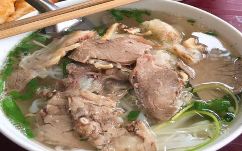 Phở bò chín: Lợi ích dinh dưỡng và lưu ý khi ăn
