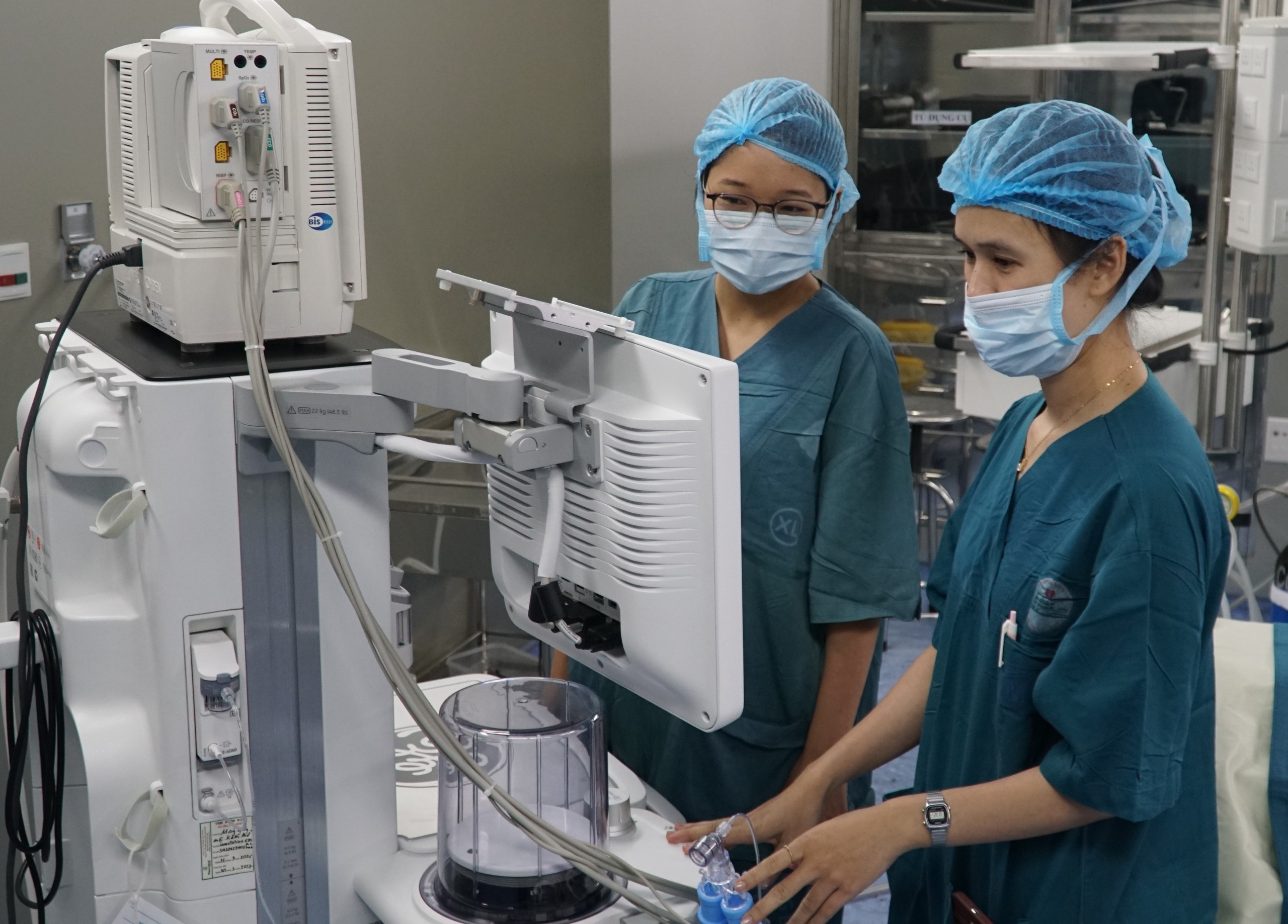 Bệnh viện Ung bướu Đà Nẵng đưa 2 phòng mổ hiện đại vào hoạt động- Ảnh 1.