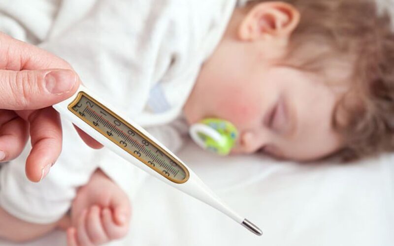 Mùa hè cảnh giác với sốt virus ở trẻ em