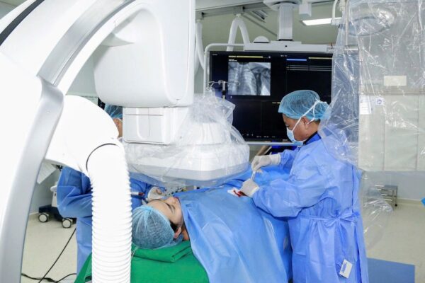 Căn bệnh rối loạn nhịp tim khiến lồng ngực cô gái ‘rung lên dữ dội’