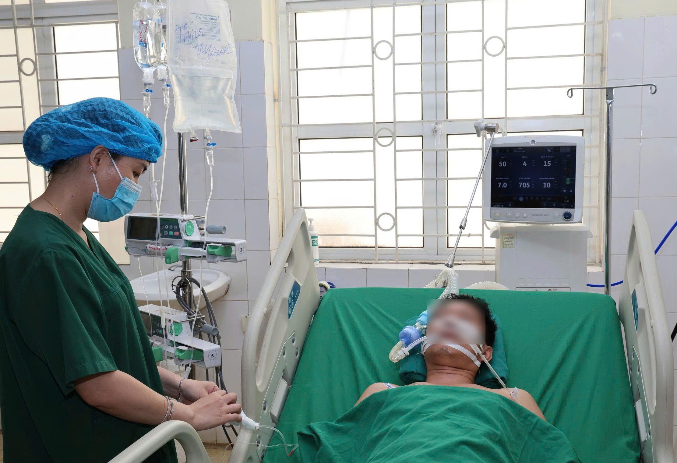 soc-mat-mau-sau-bua-sang-1778148256713101149477-1 Sau bữa sáng, người đàn ông bất ngờ sốc mất máu vì căn bệnh cực hiếm- Ảnh 1.