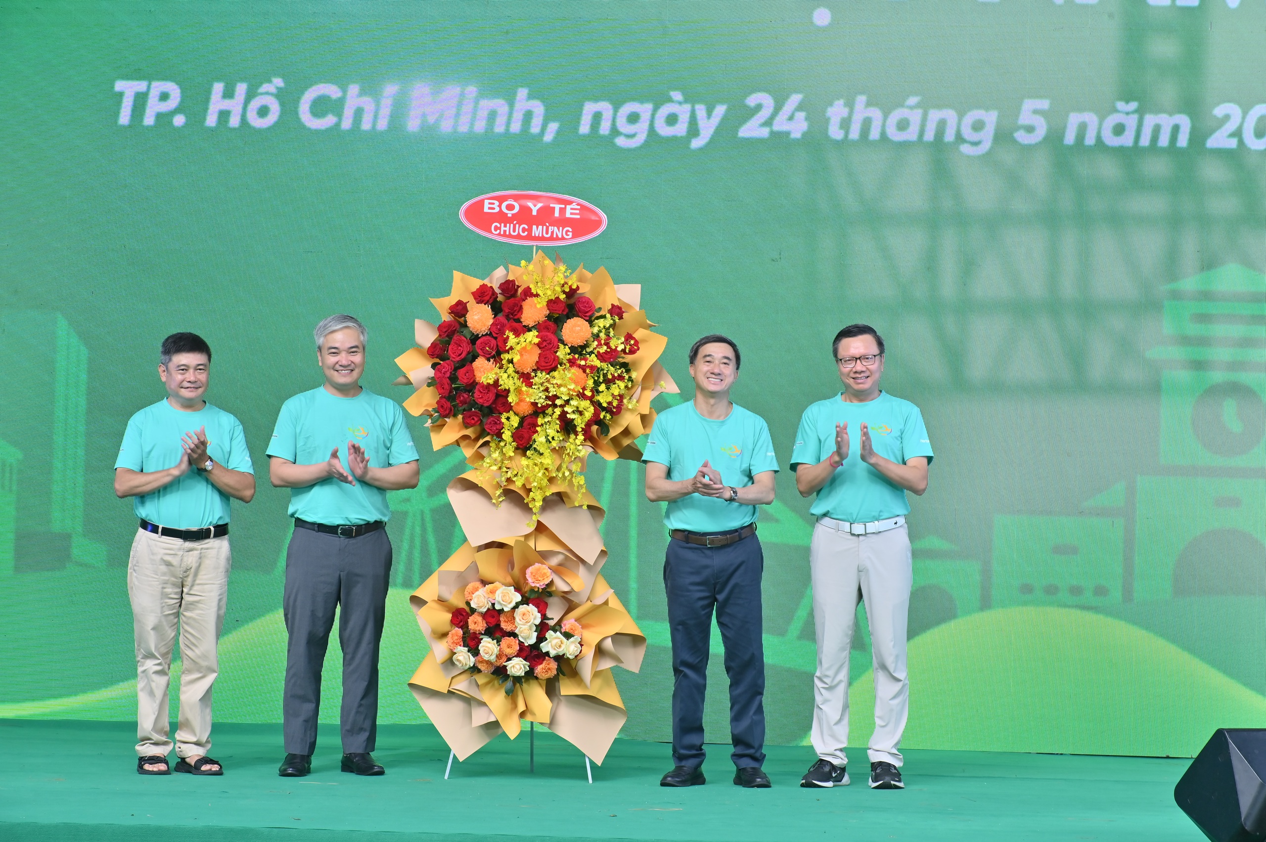 thutruongtranvanthuantanghoachucmungchuong-1779768005570204116092 Qua 6 mùa Ngày Dinh dưỡng cộng đồng Việt Nam: Gần 10.000 người dân được tư vấn sức khỏe, dinh dưỡng miễn phí- Ảnh 2.