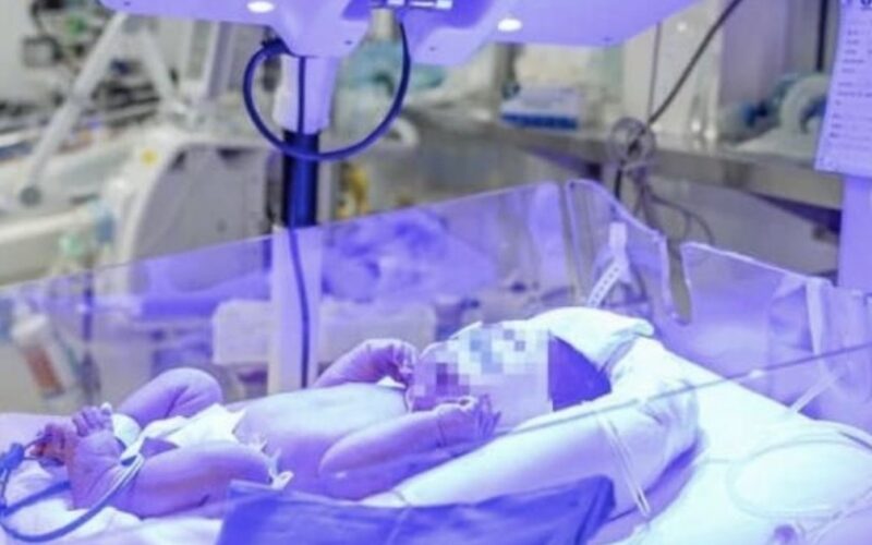 Bé trai sơ sinh mang nhóm ‘máu kim cương’ cực hiếm được cứu sống ngoạn mục