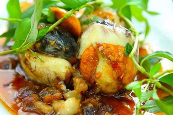 Những thực phẩm nên và không nên ăn cùng trứng vịt lộn
