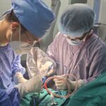Bé trai nhập viện cấp cứu khẩn do bị dao cắm vào đầu trong lúc chơi đùa