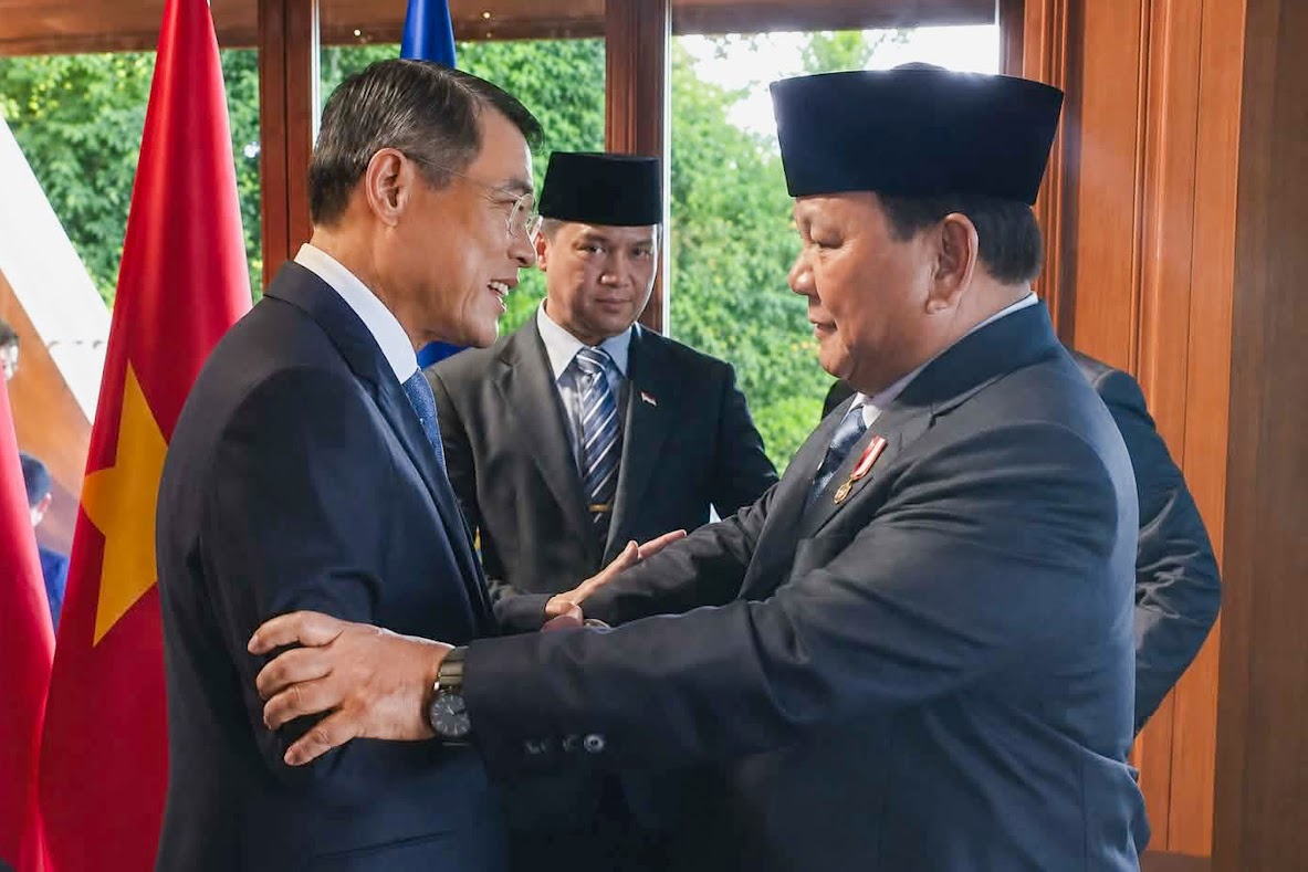 Thủ tướng Lê Minh Hưng gặp Tổng thống Indonesia Prabowo Subianto- Ảnh 1.