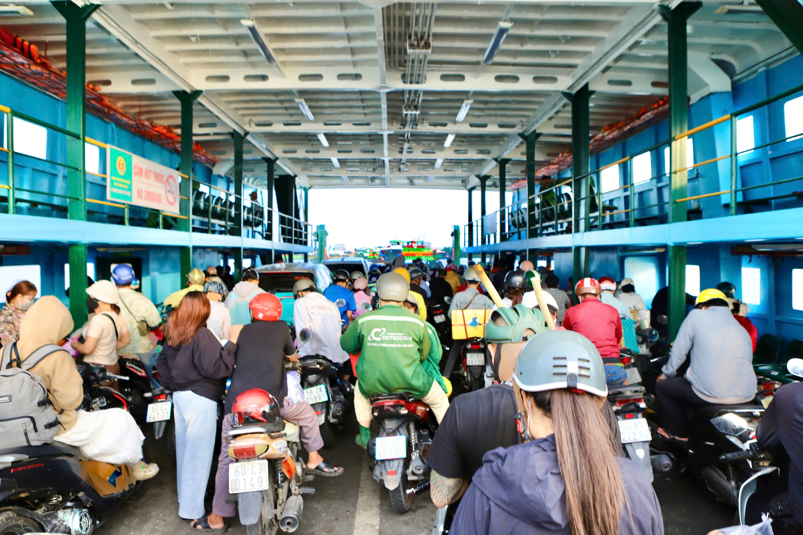 Phà Cát Lái ùn ứ khi người dân quay lại TPHCM sau kỳ nghỉ lễ 30/4 – 1/5- Ảnh 7.