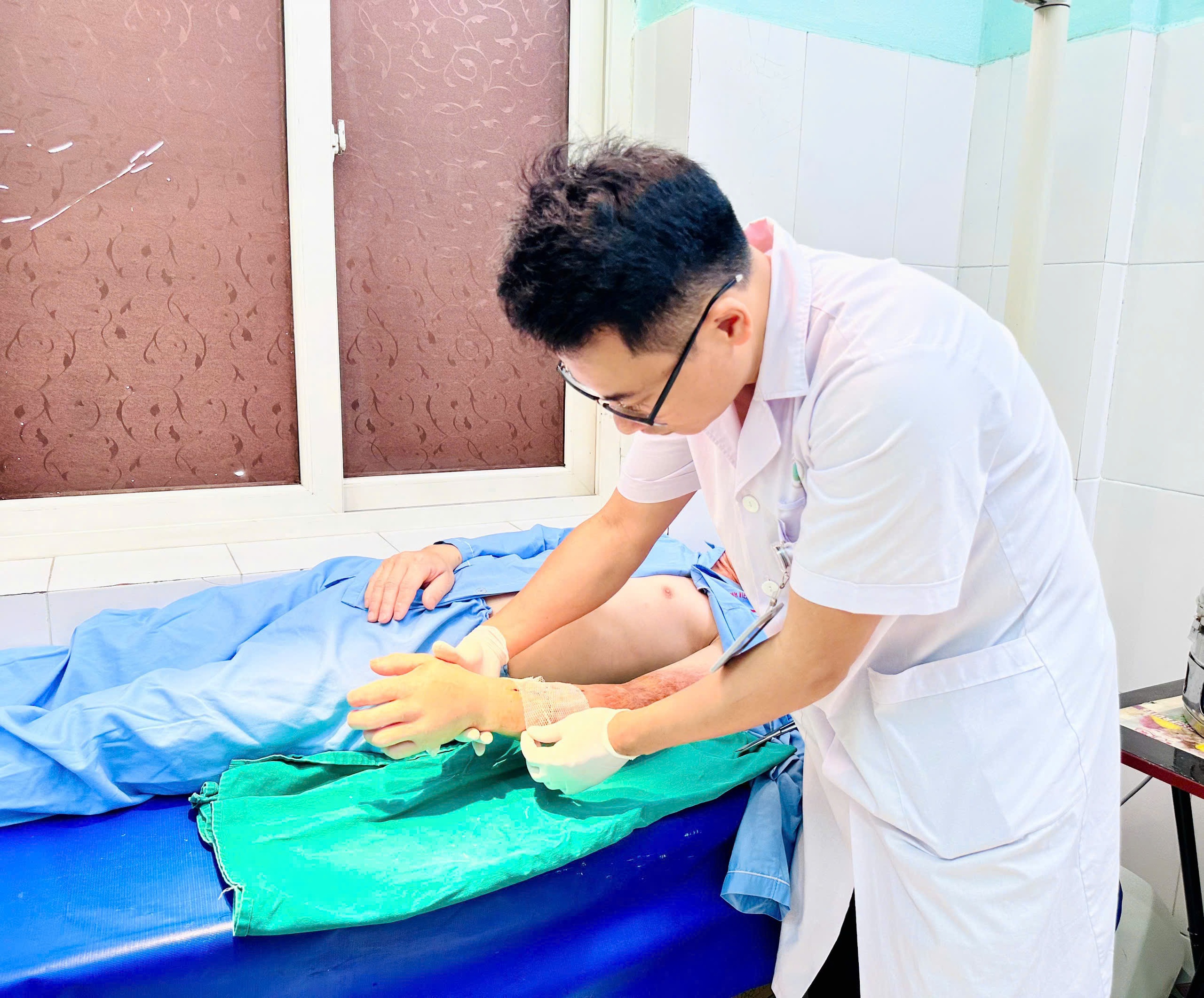 Cánh tay đứt lìa ‘hồi sinh’ sau 6 giờ nghẹt thở trên bàn mổ- Ảnh 2.