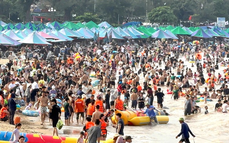 Biển Đồ Sơn chật kín du khách về nghỉ lễ