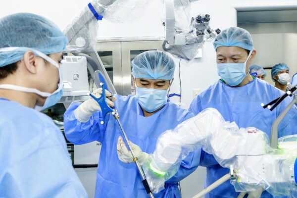 Ứng dụng hệ thống robot trong phẫu thuật cột sống: Cơ hội mới cho người bệnh