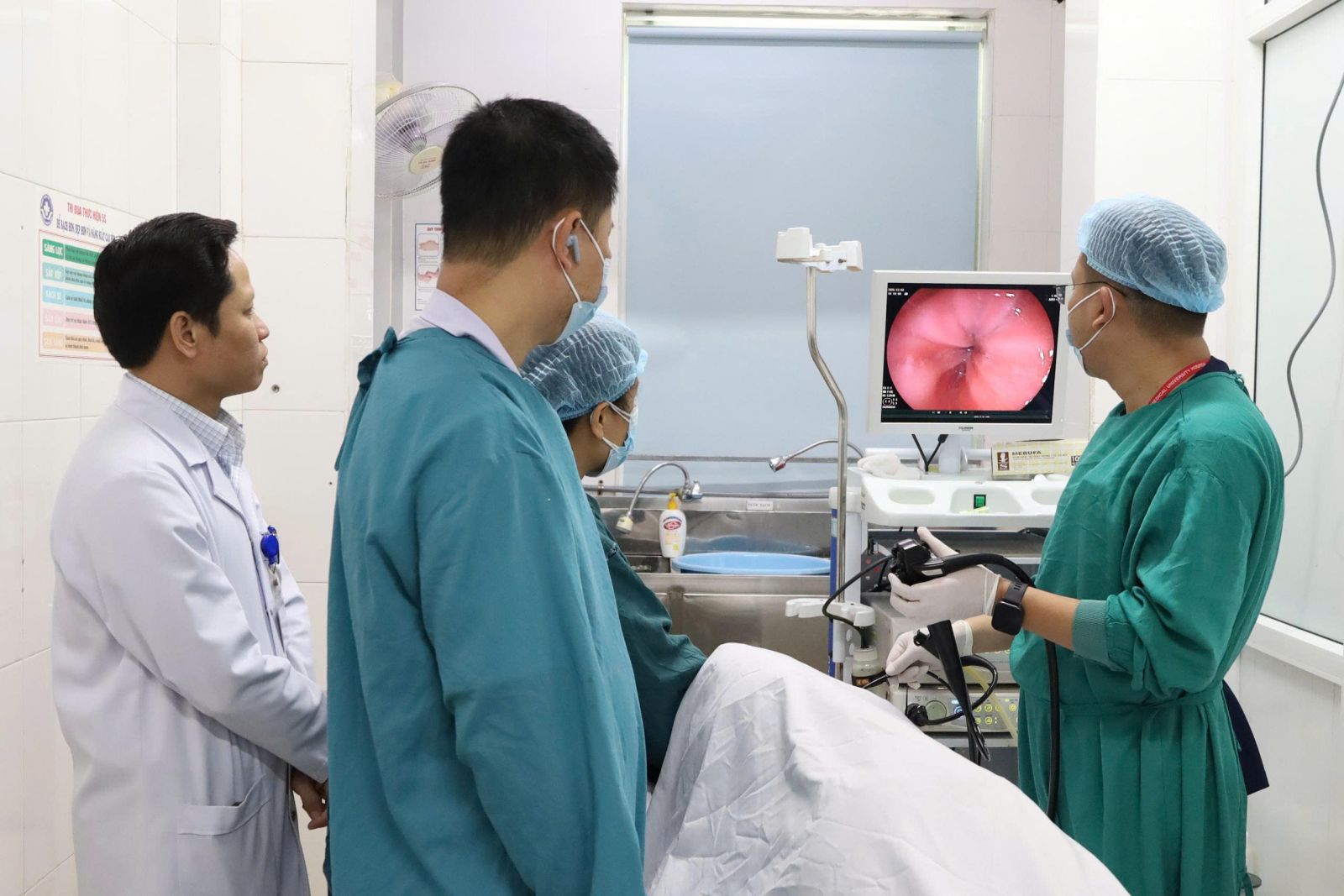Hà Tĩnh nâng tầm chất lượng khám, chữa bệnh từ cơ sở: Người dân được hưởng lợi thiết thực- Ảnh 1.
