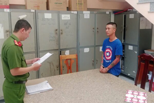 Khởi tố Nguyễn Minh Pháp SN 2002 dùng gạch ống đánh hỏng mắt bạn