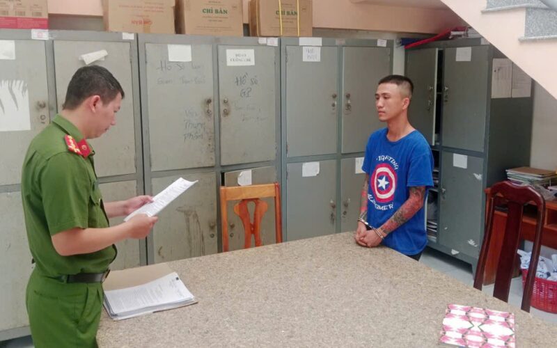 Khởi tố Nguyễn Minh Pháp SN 2002 dùng gạch ống đánh hỏng mắt bạn