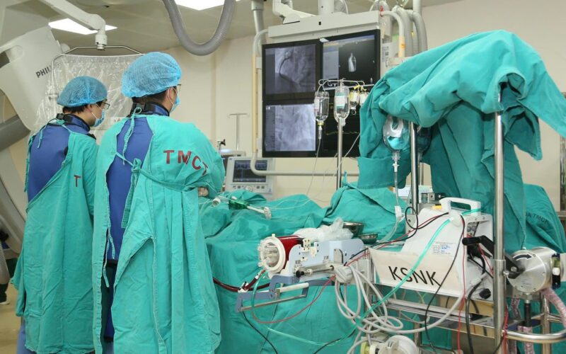 Ngừng tuần hoàn trên xe cấp cứu, người đàn ông thoát cửa tử