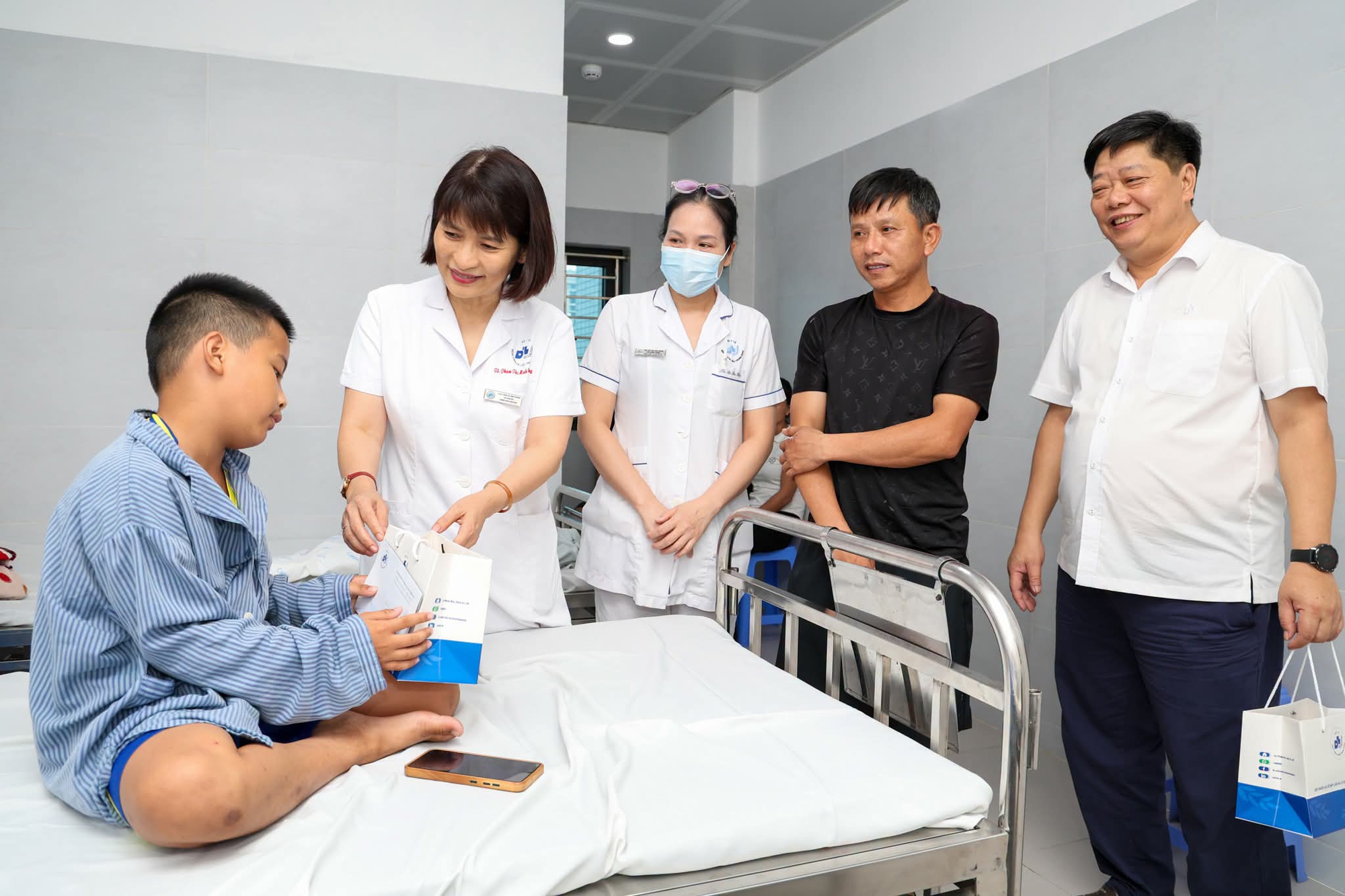 Mang Tết yêu thương đến với trẻ em đang điều trị tại bệnh viện- Ảnh 3.