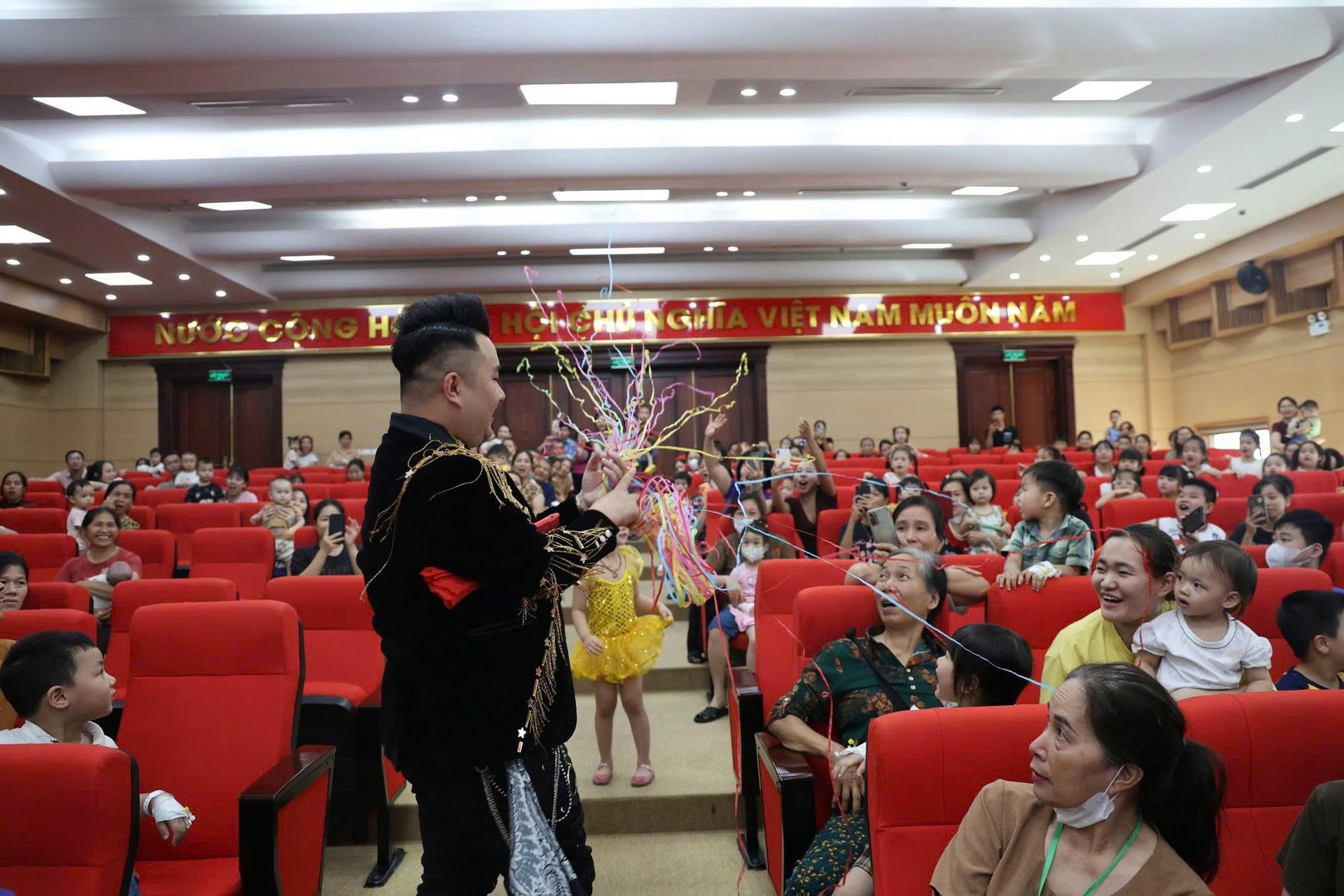 Mang Tết yêu thương đến với trẻ em đang điều trị tại bệnh viện- Ảnh 1.