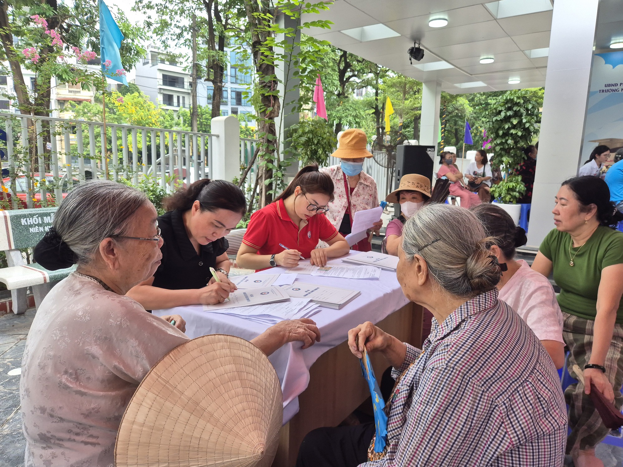 Người cao tuổi, người khuyết tật phấn khởi đi khám sức khỏe miễn phí ngay tại phường - Ảnh 17.