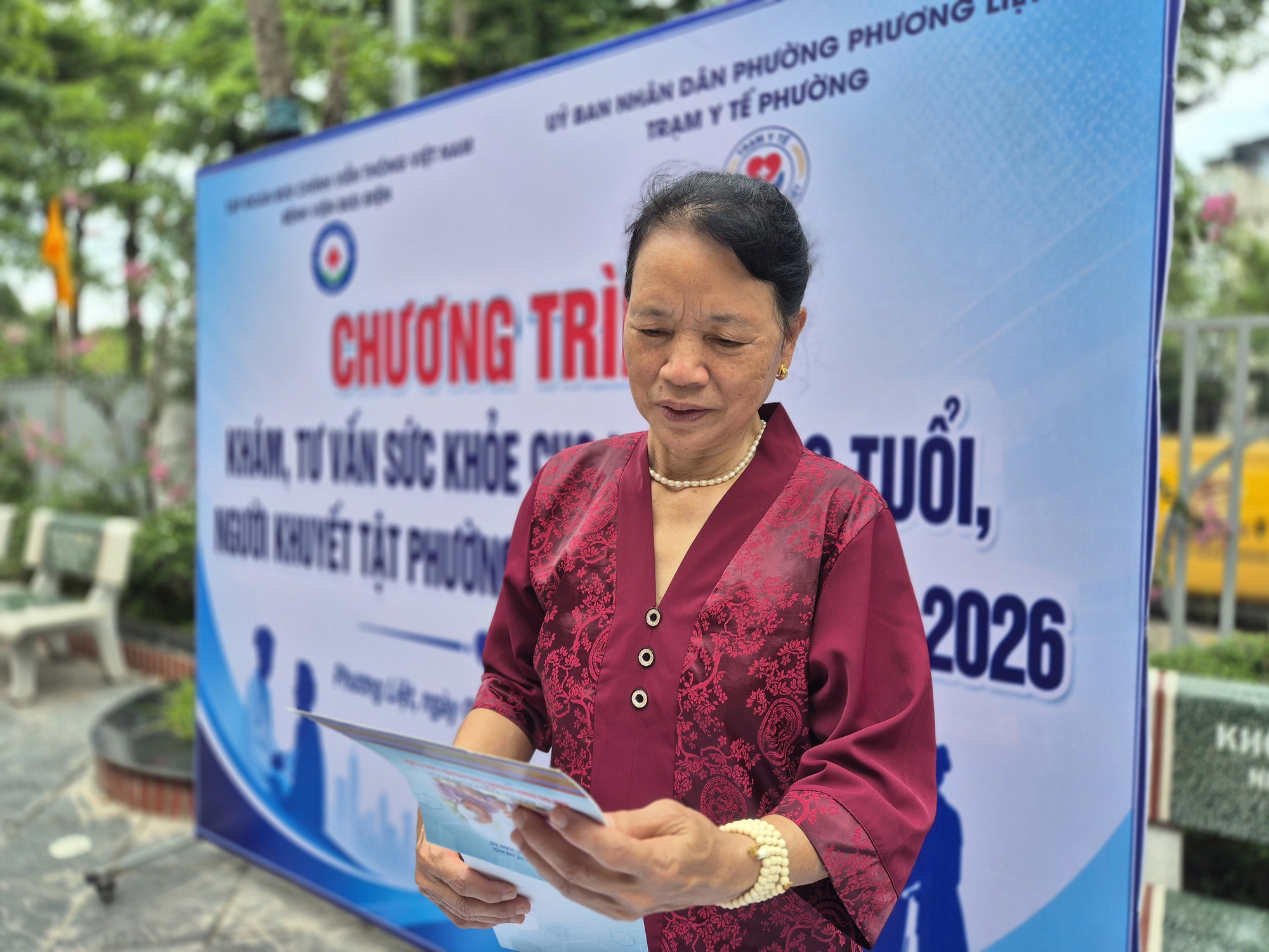 Người cao tuổi, người khuyết tật phấn khởi đi khám sức khỏe miễn phí ngay tại phường - Ảnh 3.