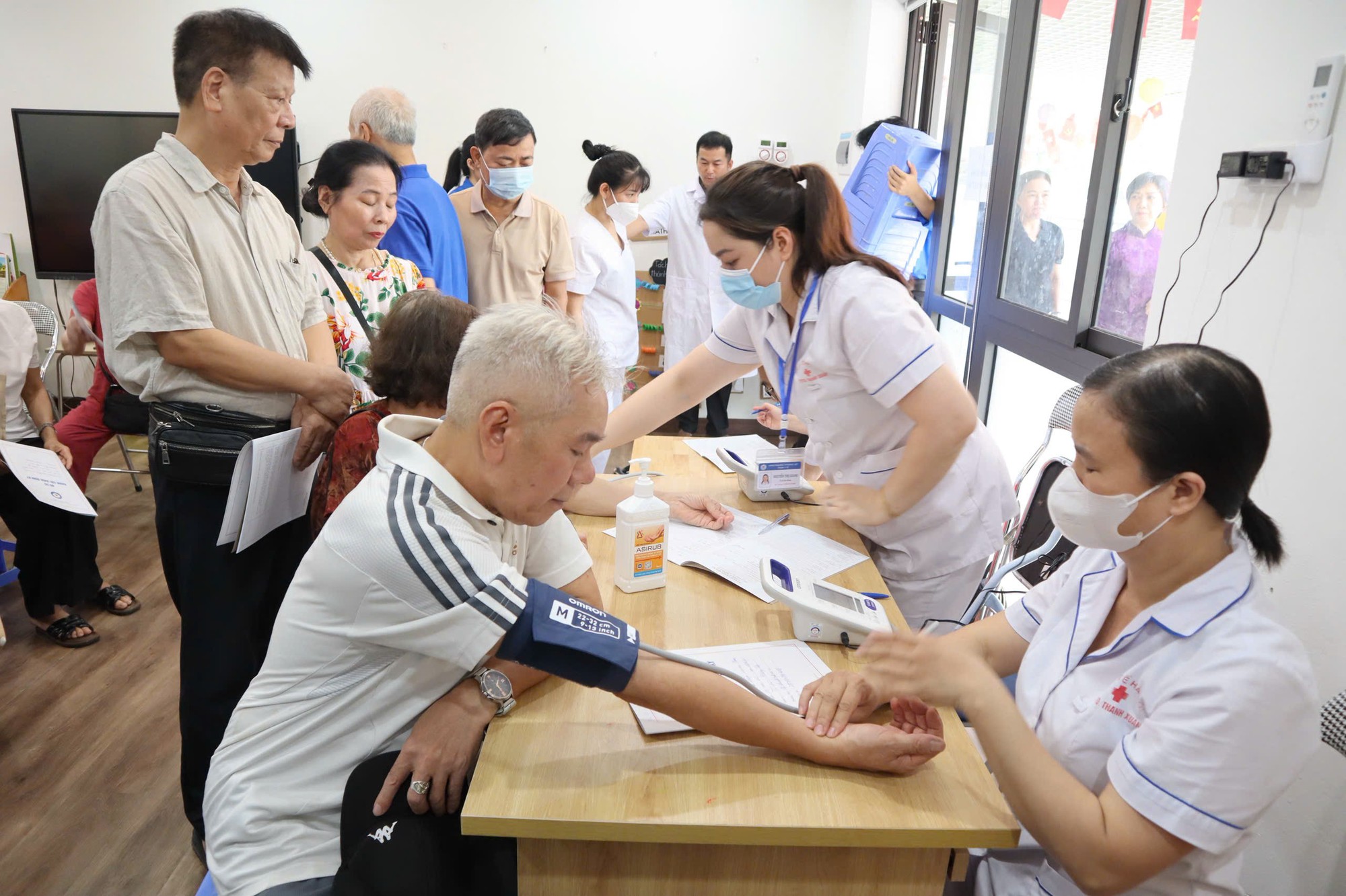 Người cao tuổi, người khuyết tật phấn khởi đi khám sức khỏe miễn phí ngay tại phường - Ảnh 12.
