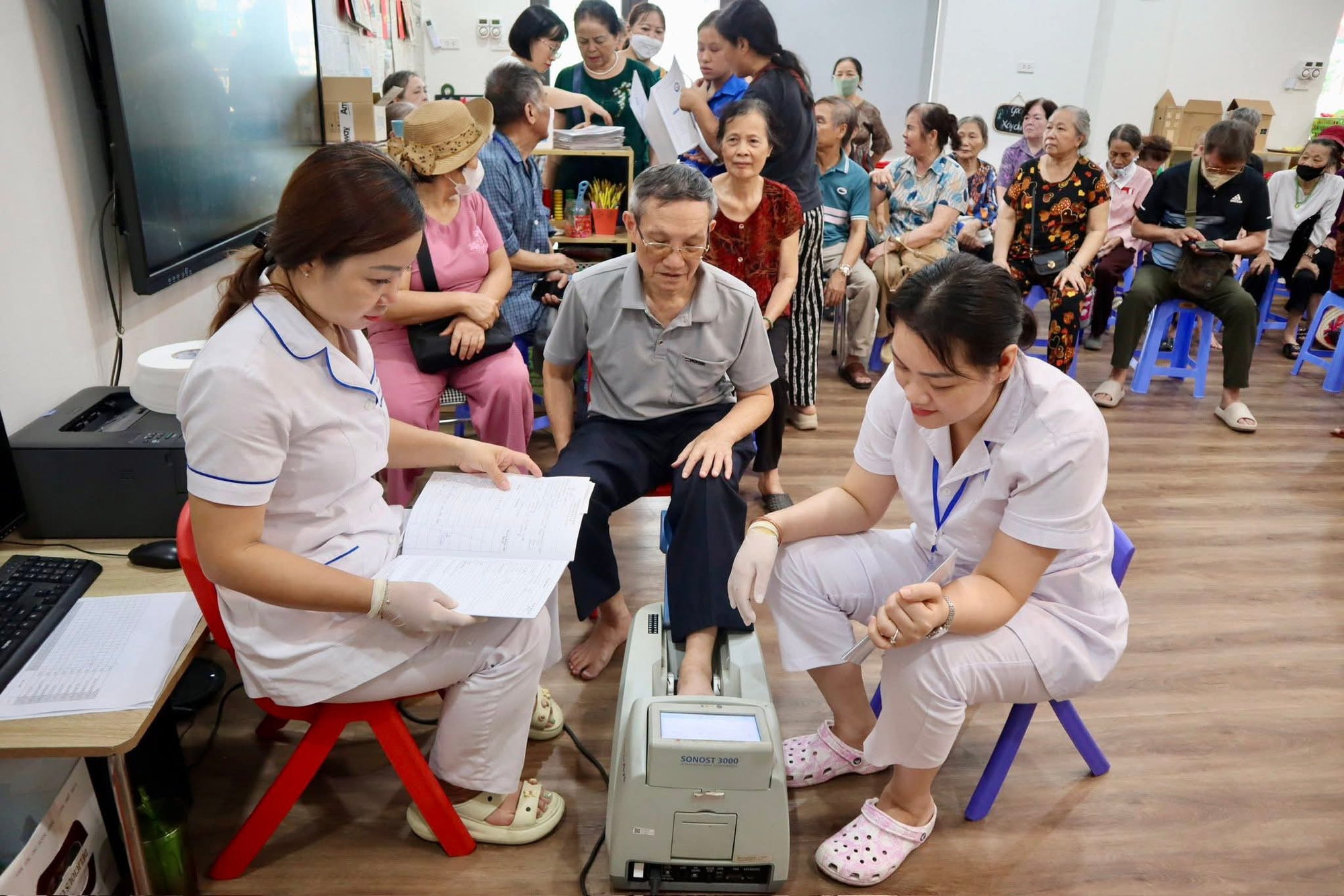 Người cao tuổi, người khuyết tật phấn khởi đi khám sức khỏe miễn phí ngay tại phường - Ảnh 11.