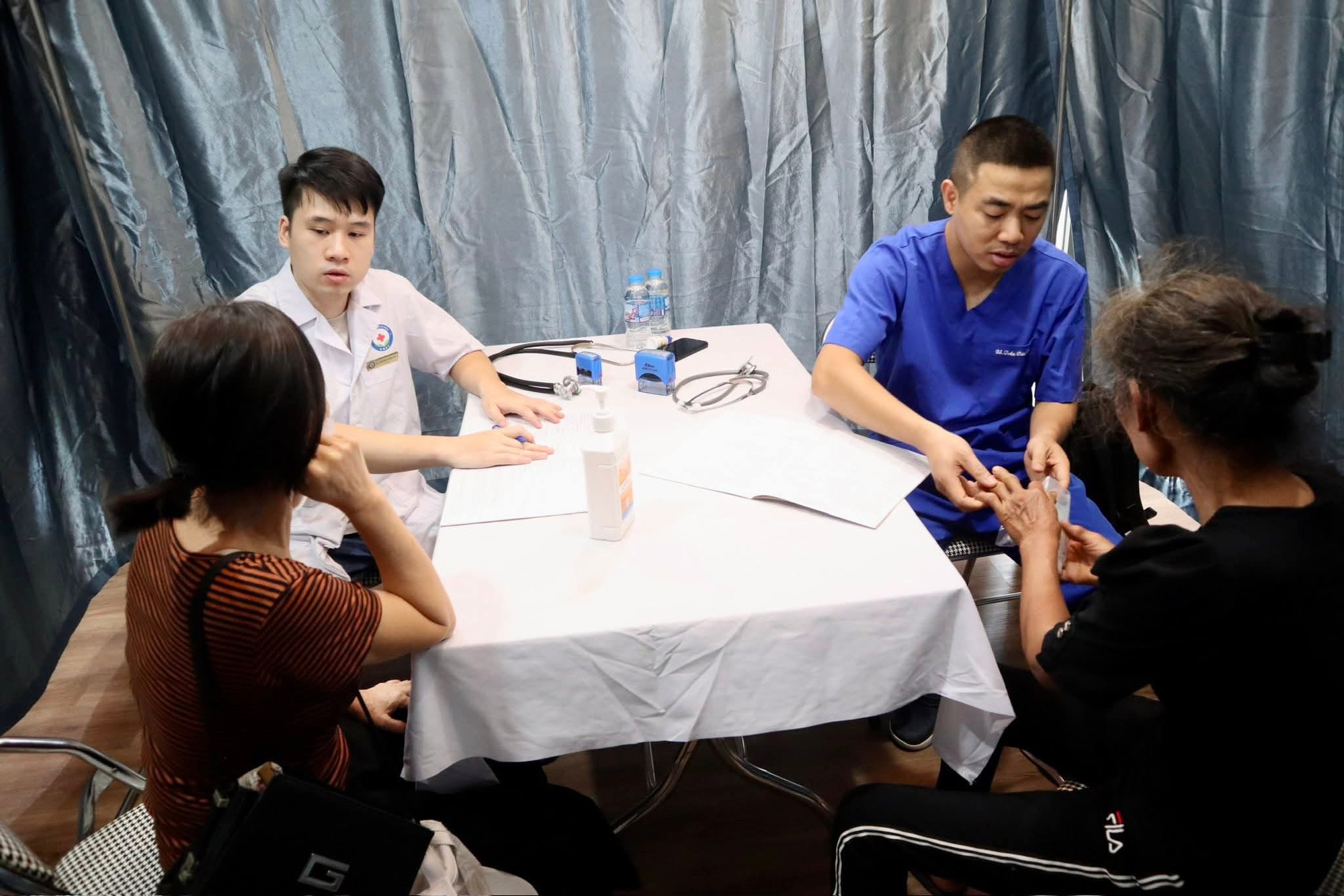 Người cao tuổi, người khuyết tật phấn khởi đi khám sức khỏe miễn phí ngay tại phường - Ảnh 10.