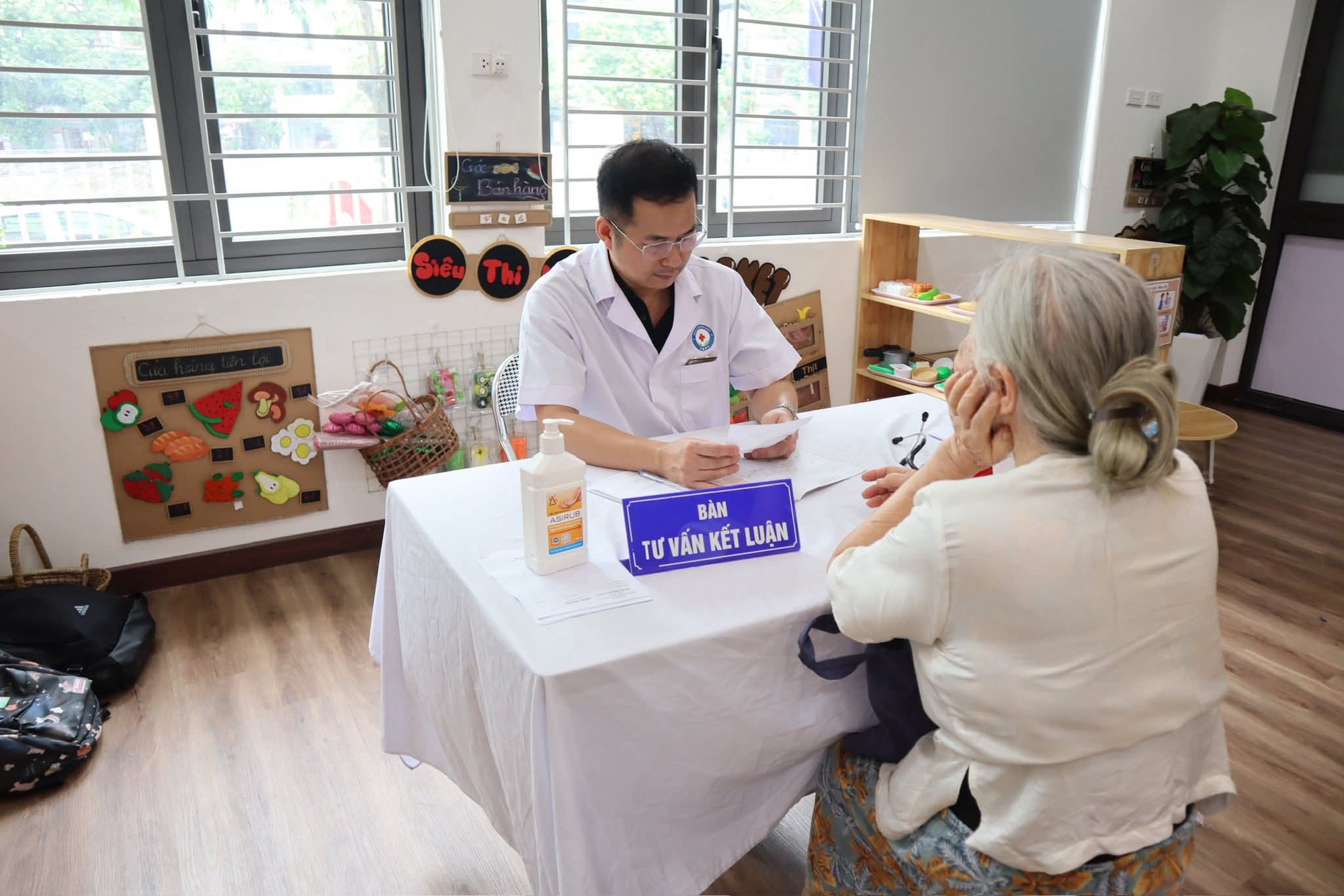 Người cao tuổi, người khuyết tật phấn khởi đi khám sức khỏe miễn phí ngay tại phường - Ảnh 4.