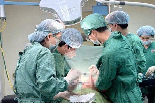 Bệnh viện Việt Nam – Thụy Điển Uông Bí cứu sống hai bệnh nhi đa chấn thương nặng