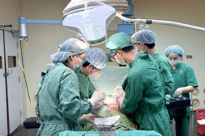 1000116055-1780361375049265637036 Bệnh viện Việt Nam - Thụy Điển Uông Bí cứu sống hai bệnh nhi đa chấn thương nặng- Ảnh 1.