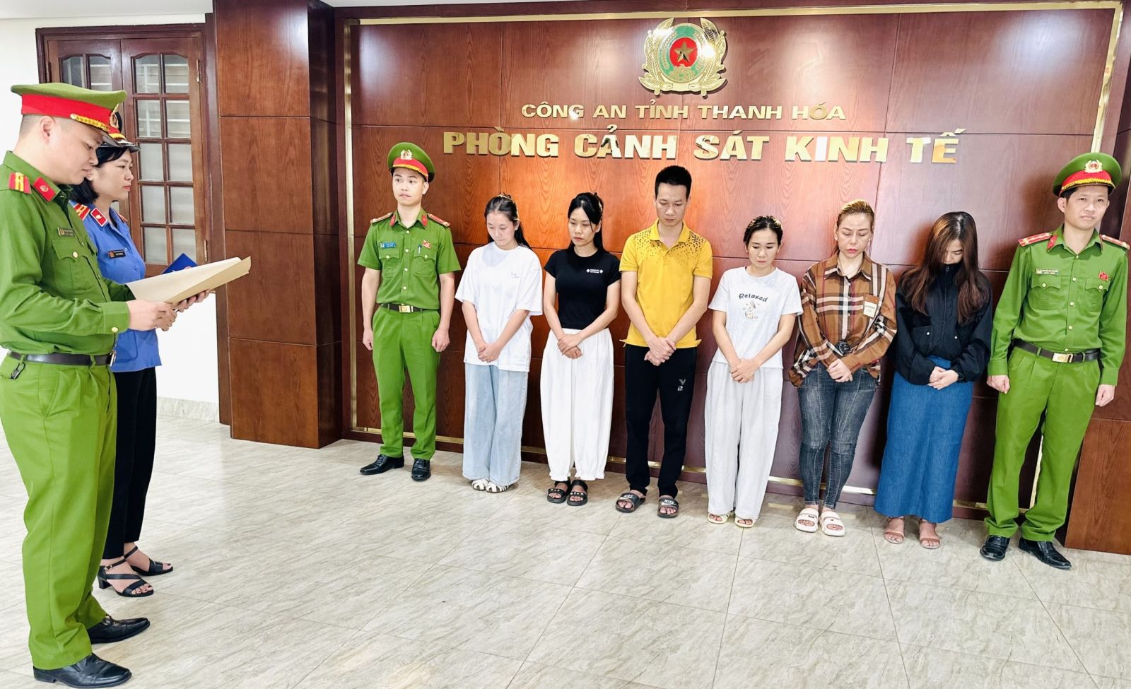 Thu giữ hơn 1.500 chai nước hoa giả mạo các thương hiệu nổi tiếng thế giới- Ảnh 2.