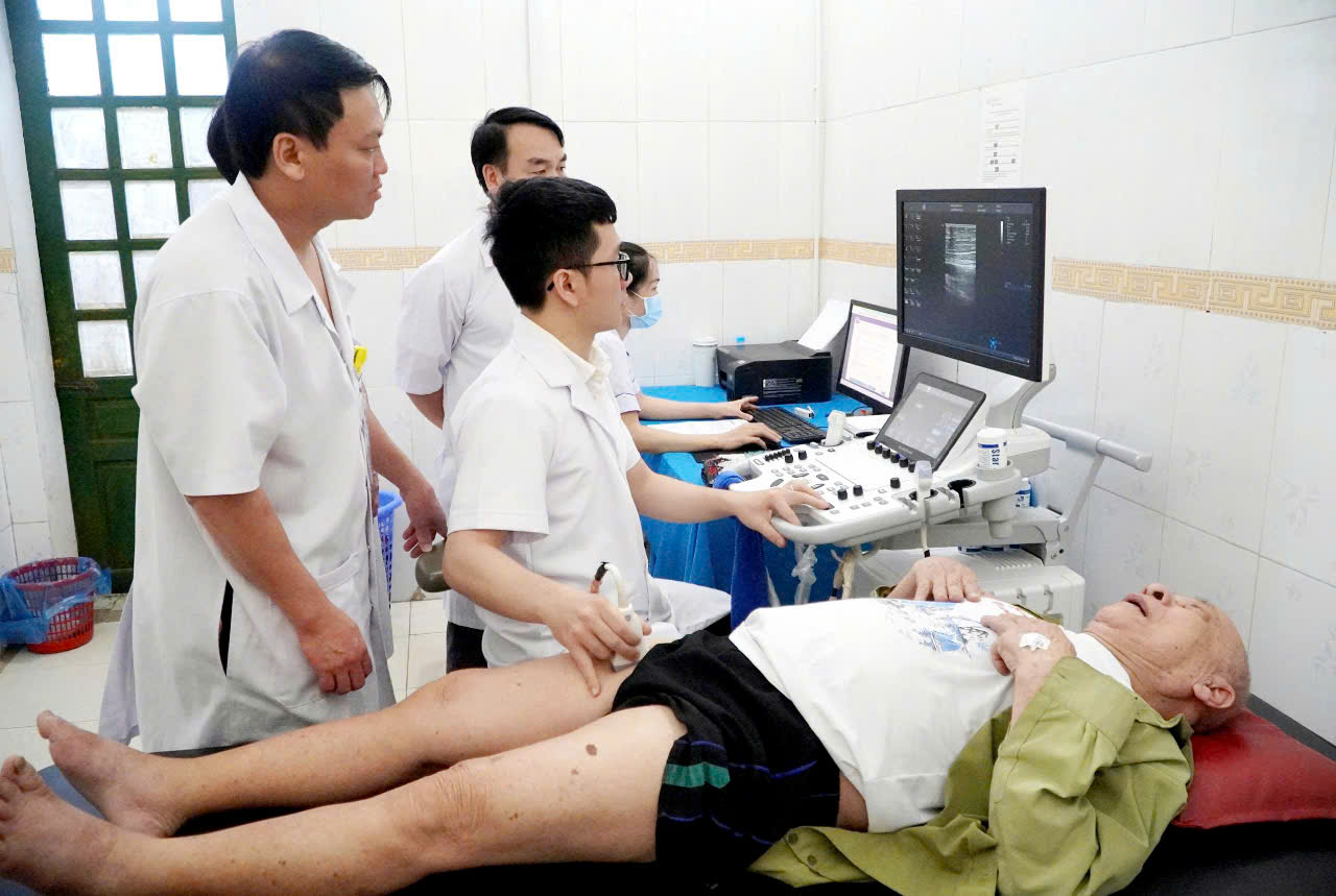 Hà Tĩnh nâng tầm chất lượng khám, chữa bệnh từ cơ sở: Người dân được hưởng lợi thiết thực- Ảnh 2.