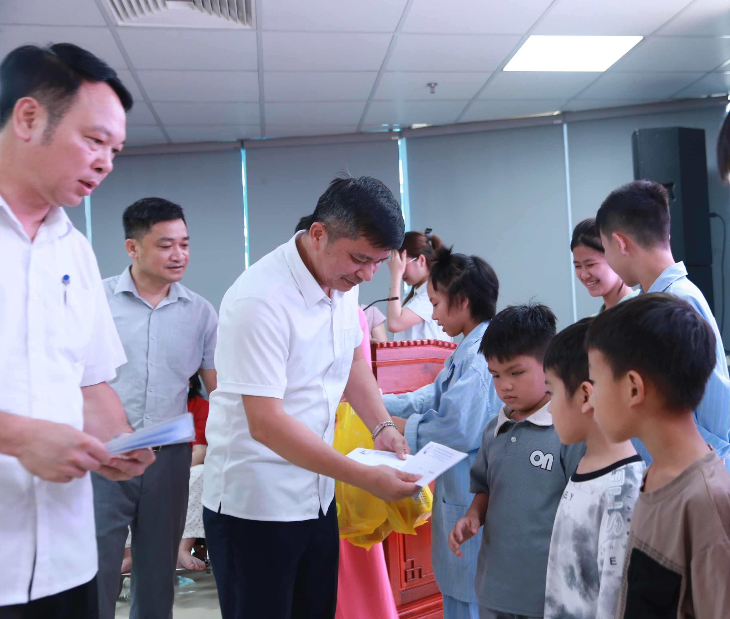 Hàng trăm phần quà đến với bệnh nhi dịp 1/6- Ảnh 5.