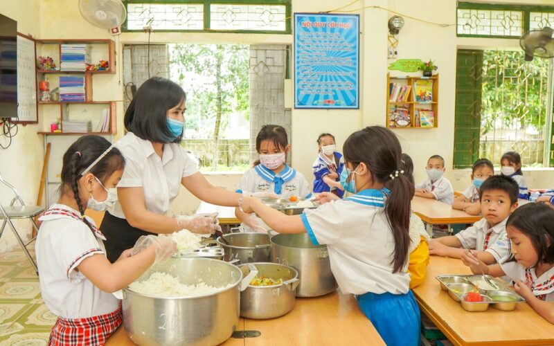 Dinh dưỡng học đường cần được tiếp cận toàn diện