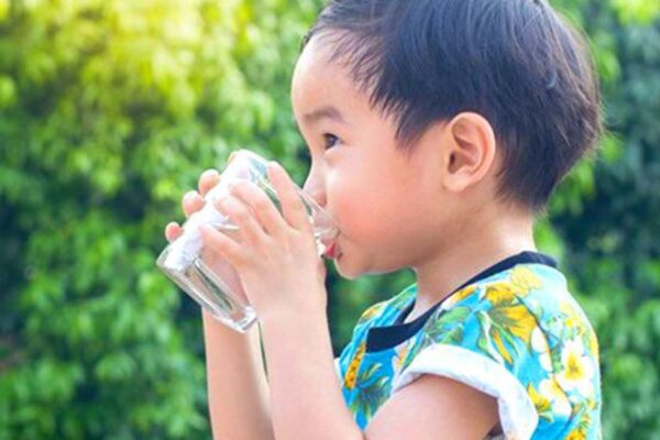 Cách bổ sung nước và điện giải an toàn cho học sinh khi thời tiết nắng nóng kéo dài
