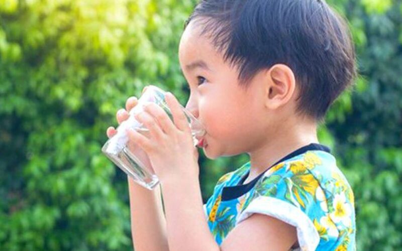 Cách bổ sung nước và điện giải an toàn cho học sinh khi thời tiết nắng nóng kéo dài