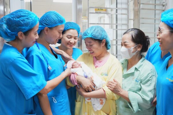 Hành trình 86 ngày nuôi sống bé sơ sinh non tháng của y bác sĩ ở Quảng Ninh