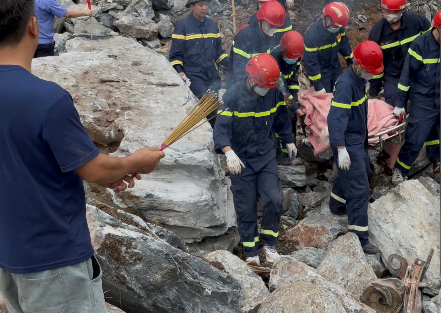Kiểm tra toàn diện mỏ đá sạt lở khiến ba người tử vong tại Thanh Hóa- Ảnh 2.