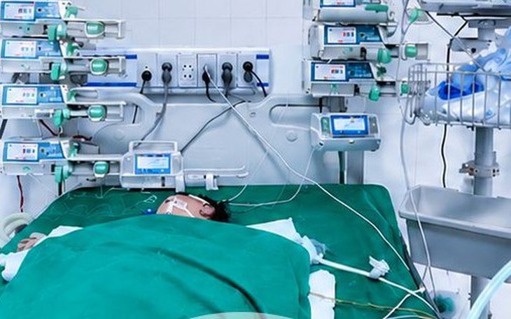 Cứu sống bé trai 23 tháng tuổi mắc tay chân miệng với nhiều biến chứng thần kinh, hô hấp và tuần hoàn