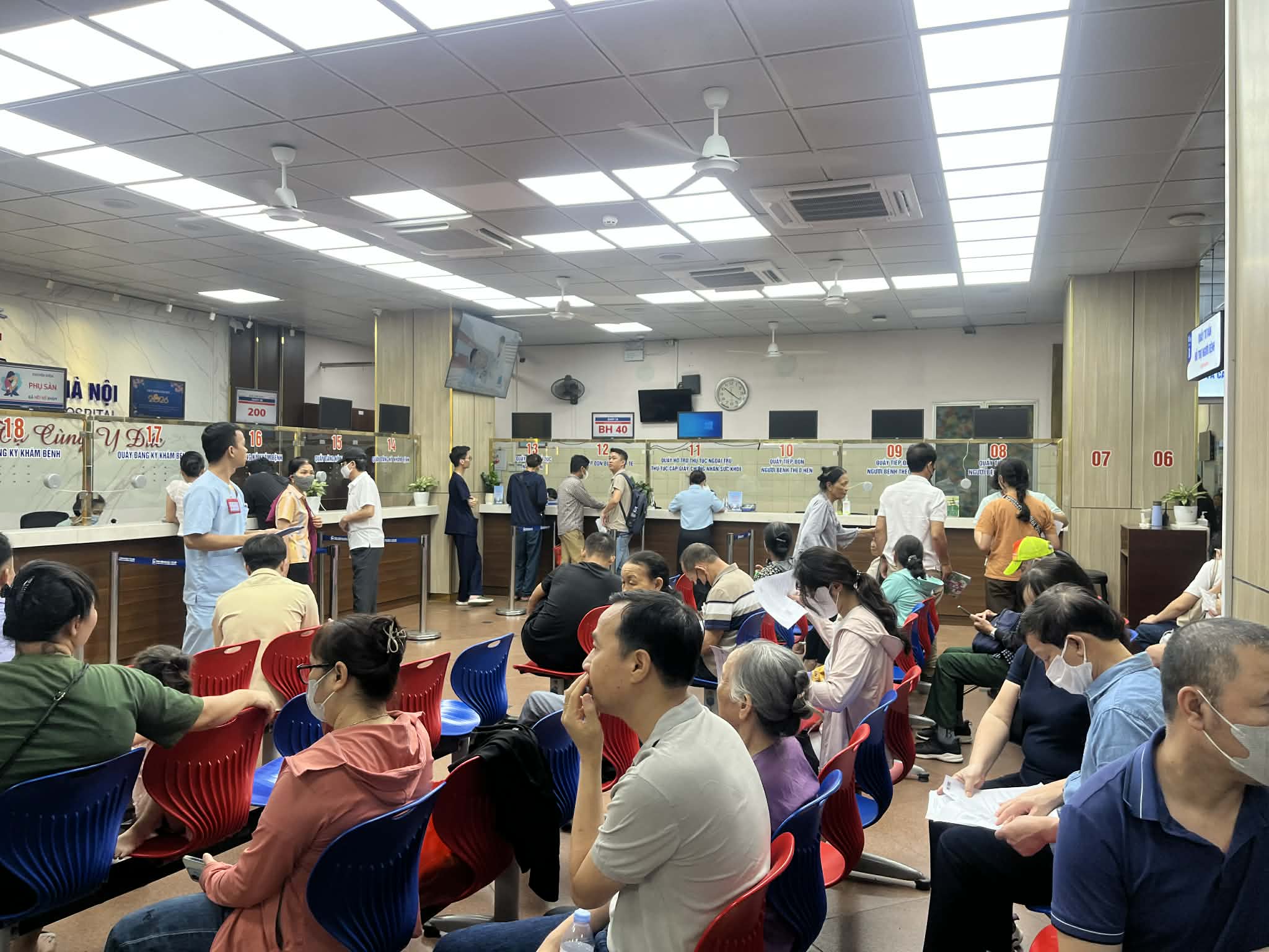 Những khoảng mát giữa bệnh viện ngày nắng nóng- Ảnh 7.
