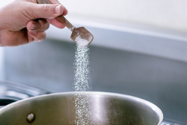 Ăn quá nhiều muối: ‘Kẻ giết người thầm lặng’ trong bữa ăn hằng ngày