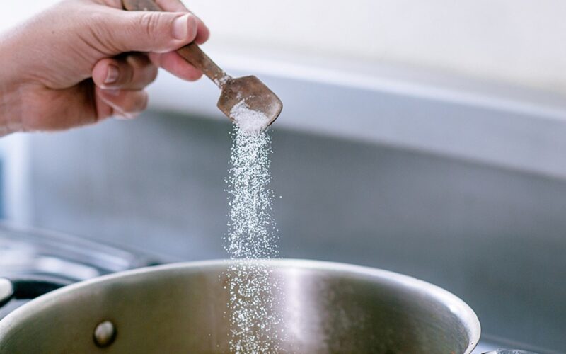Ăn quá nhiều muối: ‘Kẻ giết người thầm lặng’ trong bữa ăn hằng ngày