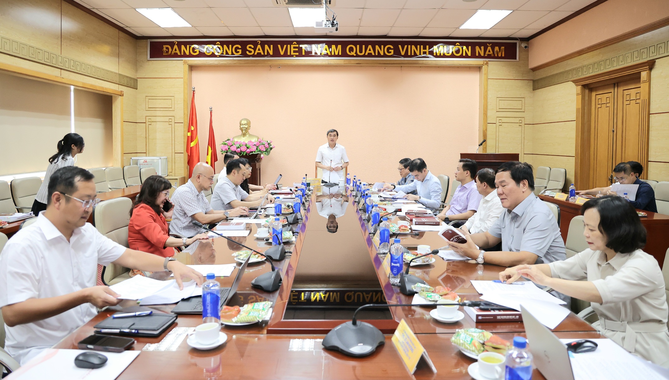 Thứ trưởng Trần Văn Thuấn yêu cầu đẩy nhanh xây dựng ngân hàng câu hỏi kiểm tra năng lực hành nghề- Ảnh 10.