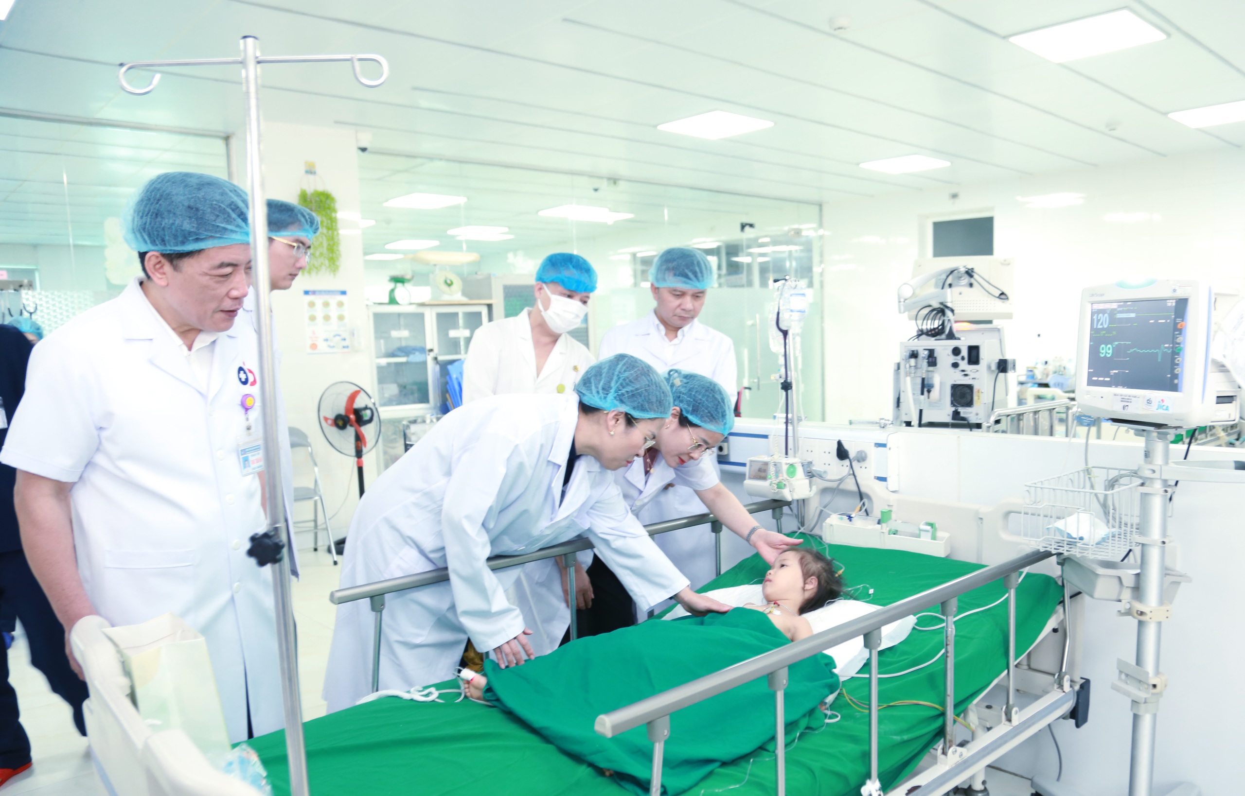 Hàng trăm phần quà đến với bệnh nhi dịp 1/6- Ảnh 1.