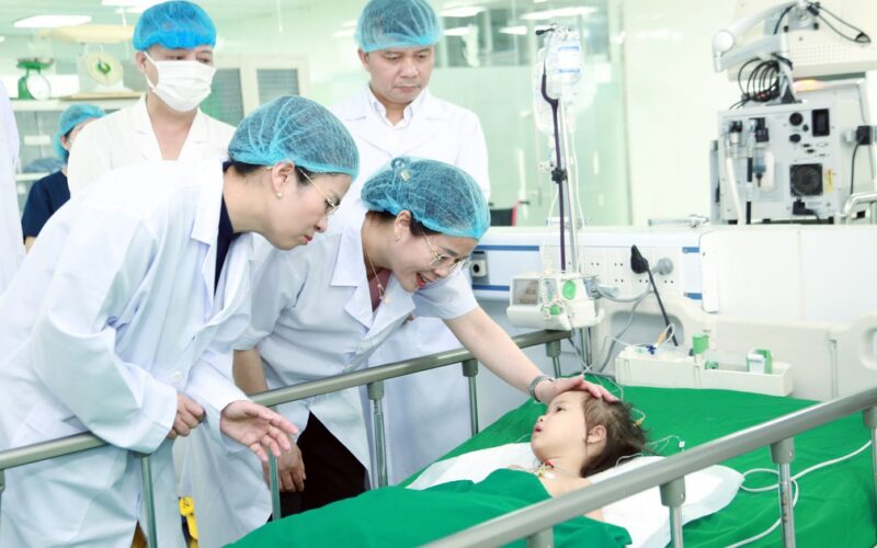Hàng trăm phần quà đến với bệnh nhi dịp 1/6