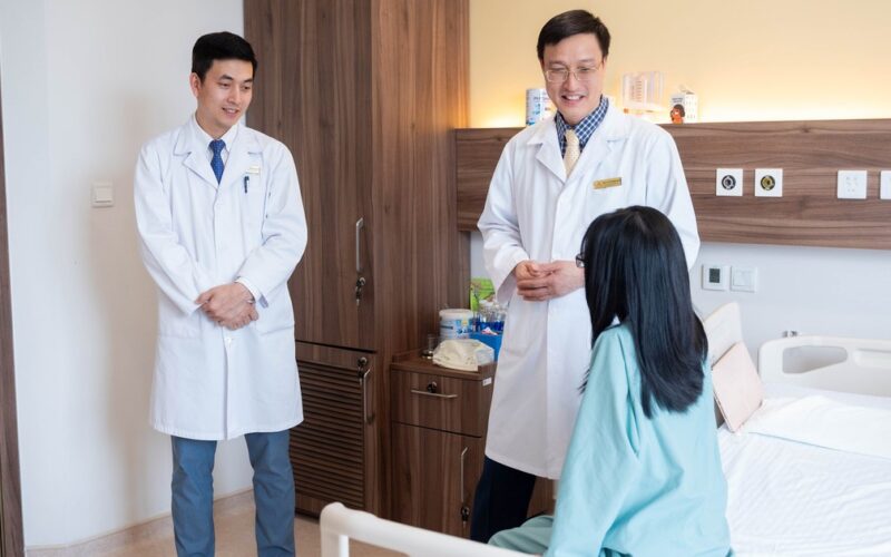 Bé gái có xương cột sống cong 110 độ lấy lại tự tin sau ca phẫu thuật 7 giờ tại Vinmec Smart City
