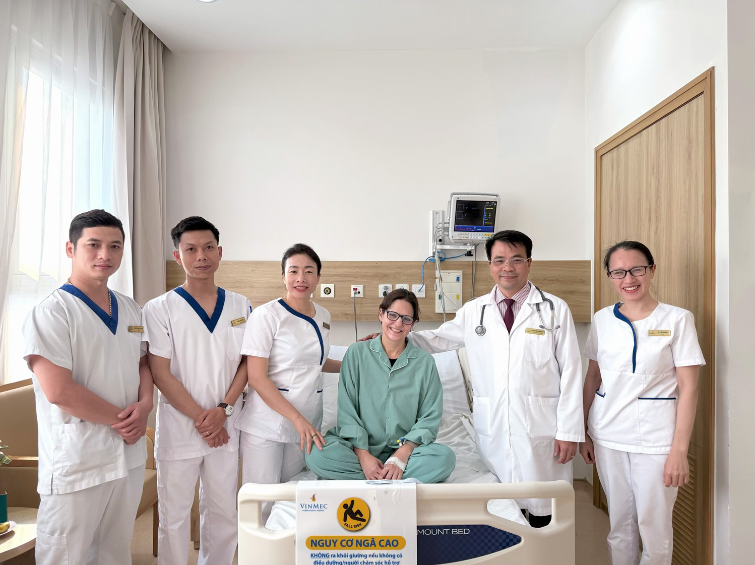 anh-2-1781761312537264199833 Cuộc chiến sinh tử 2 lần cứu sống nữ bệnh nhân nước ngoài ngay trên bàn can thiệp tại Vinmec Đà Nẵng- Ảnh 2.