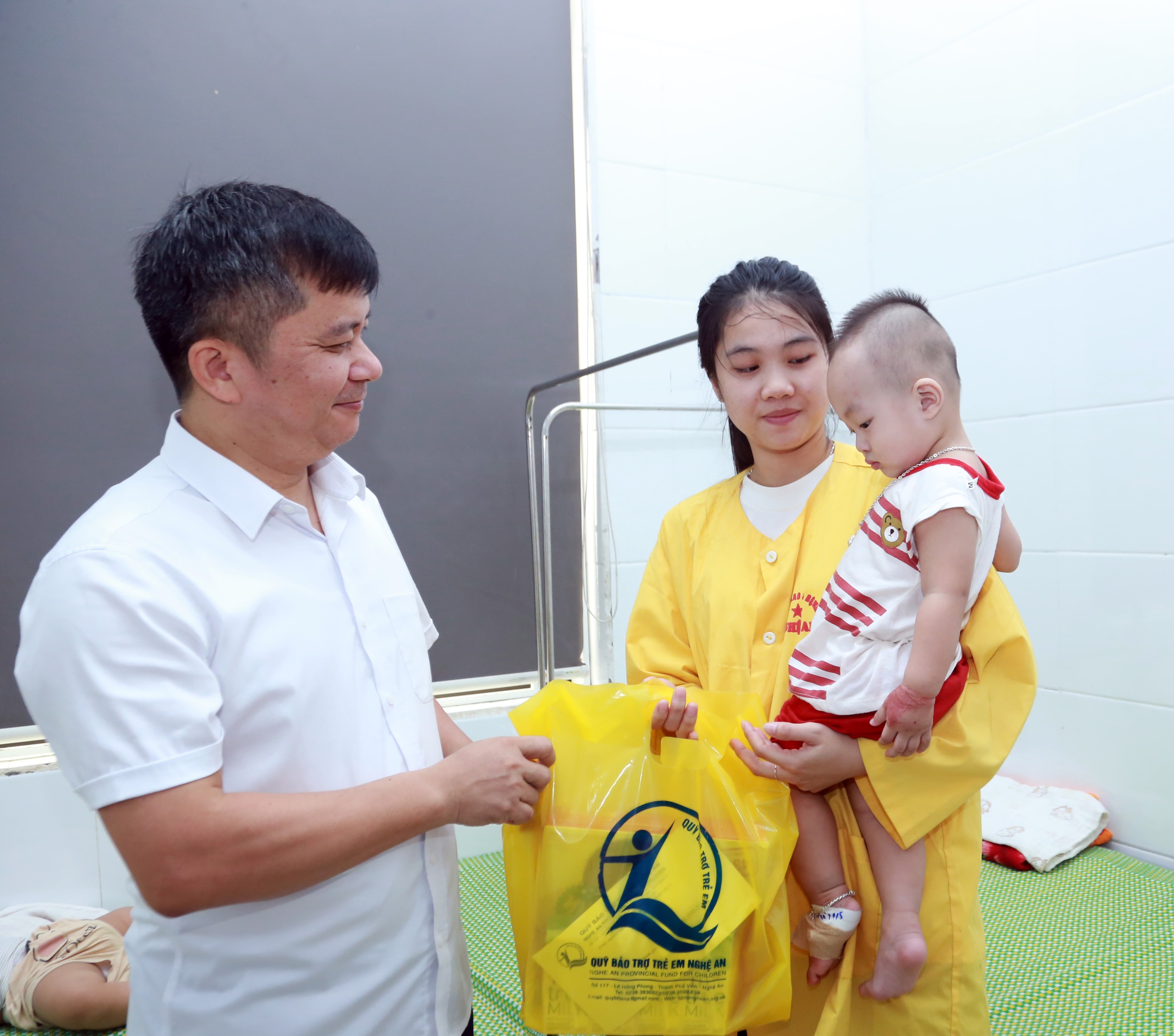 Hàng trăm phần quà đến với bệnh nhi dịp 1/6- Ảnh 4.