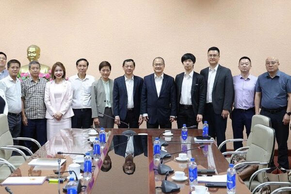 Thứ trưởng Nguyễn Tri Thức tiếp, làm việc với Chủ tịch Tập đoàn SunWah cùng các doanh nghiệp Trung Quốc